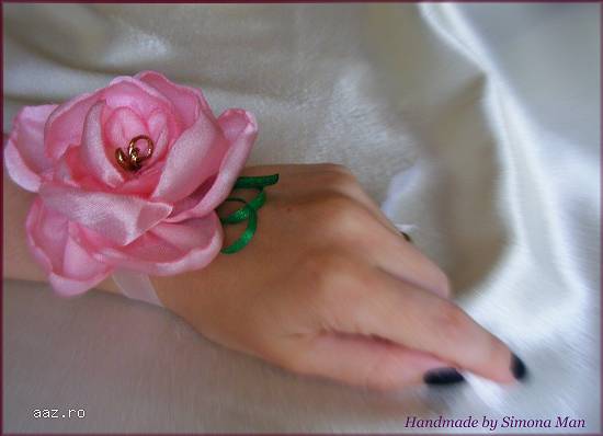 Corsaje de mana cu o floare textila,  accesorii nunti
