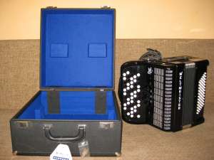 Acordeon Weltmeister cu butoane.