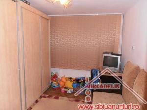 VAND APARTAMENT 2 CAMERE ,    ZONA MIHAI VITEAZU 54mp