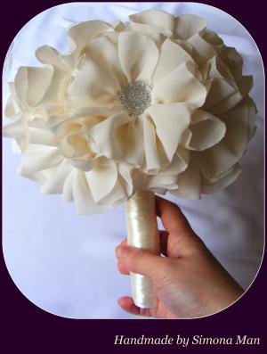 Buchet de mireasa ivoire cu flori artificiale