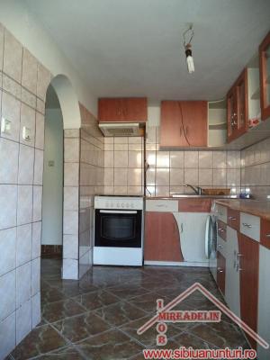 INCHIRIEZ CASA 5 CAMERE,   zona Garii