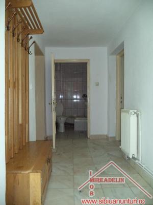 INCHIRIEZ CASA 5 CAMERE,   zona Garii